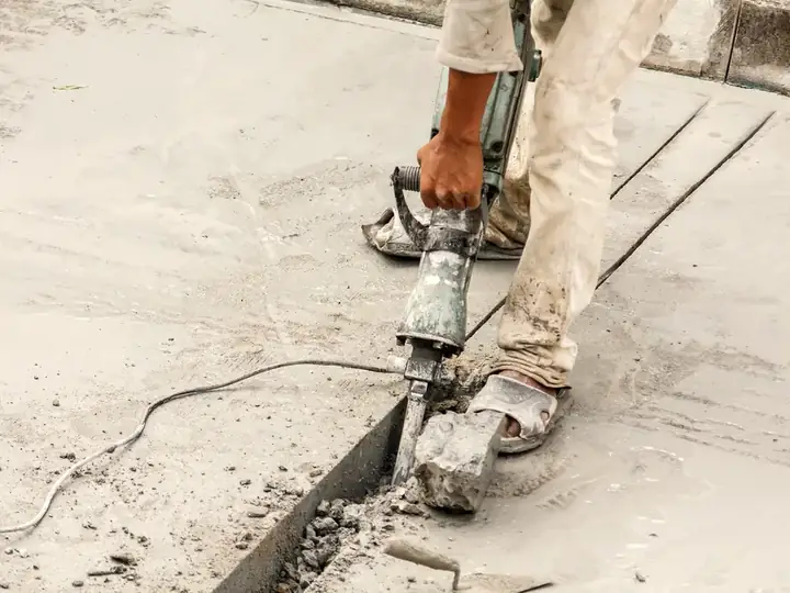 Demoledor rompiendo concreto