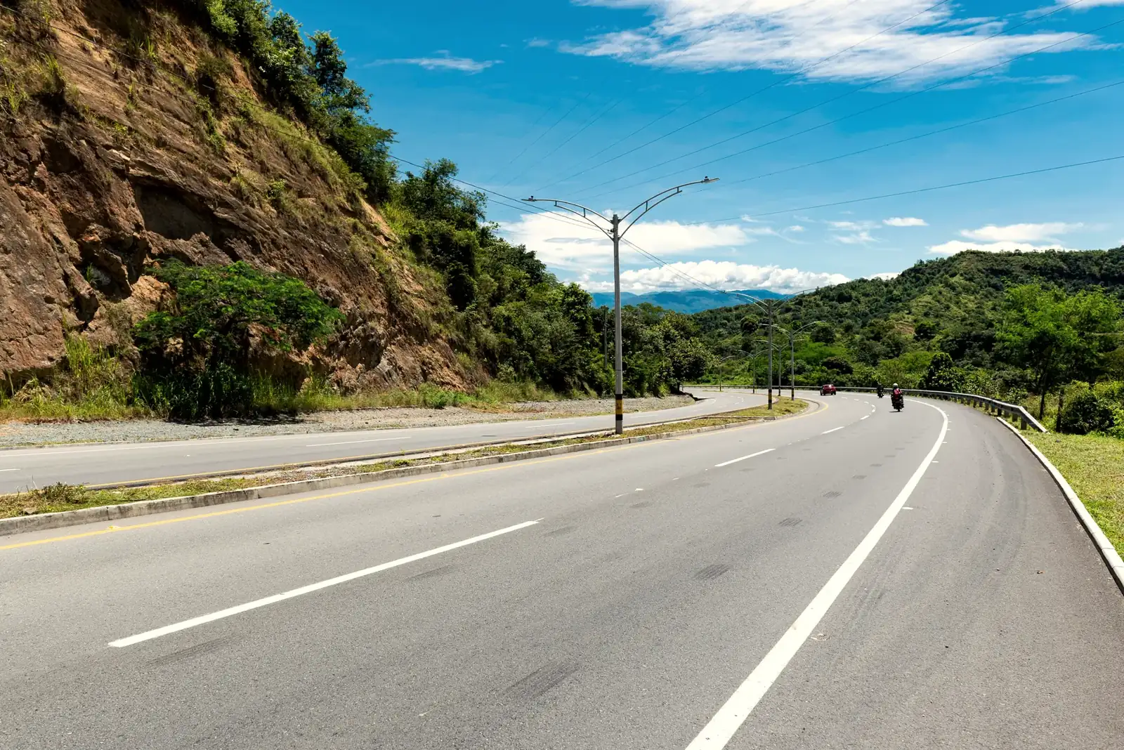 Vía de doble calzada en Antioquia